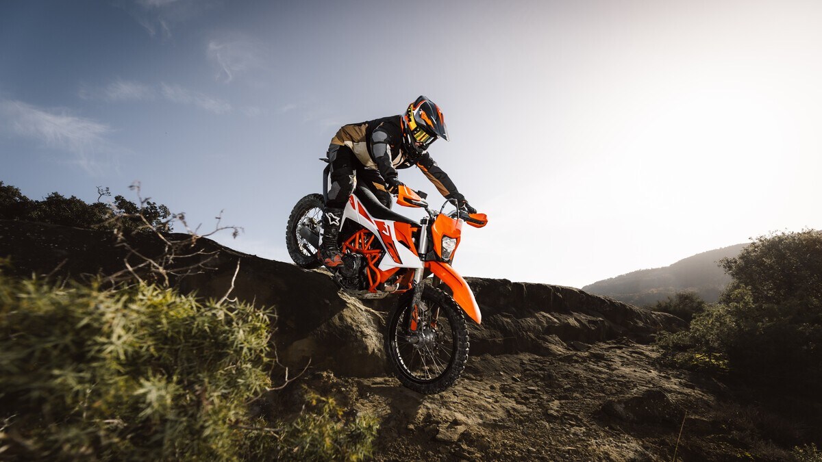 Presentate le nuove KTM 690 Enduro R e 690 SMC R 2026
